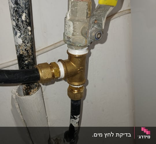 צינור מים עם ברז פליז ומחברים